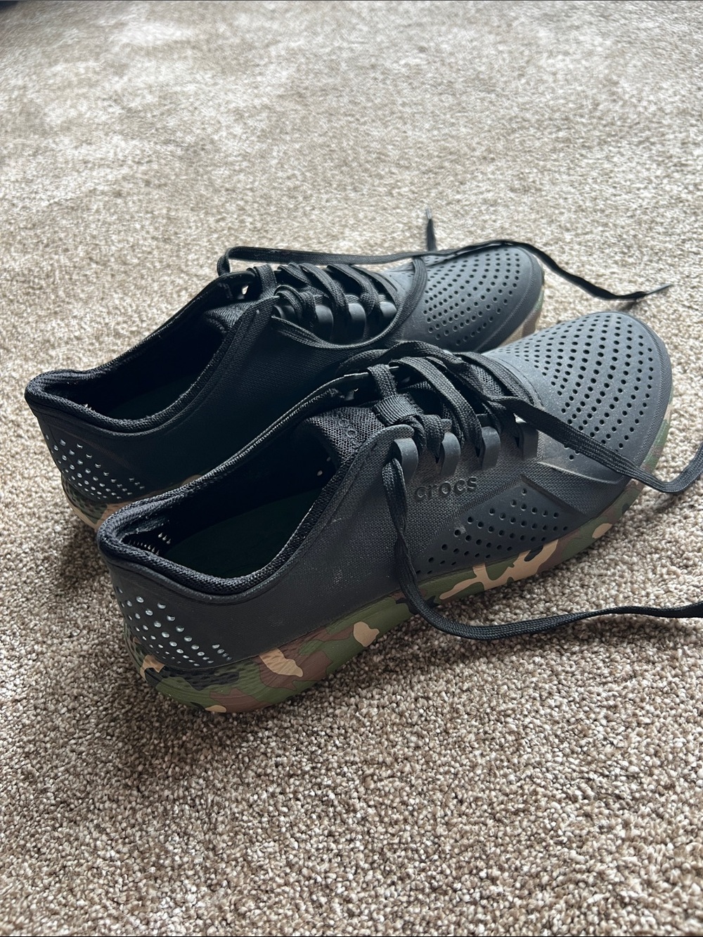 CROCS Men's Black Athletic Lace-Up Shoes with Camouflage Sole